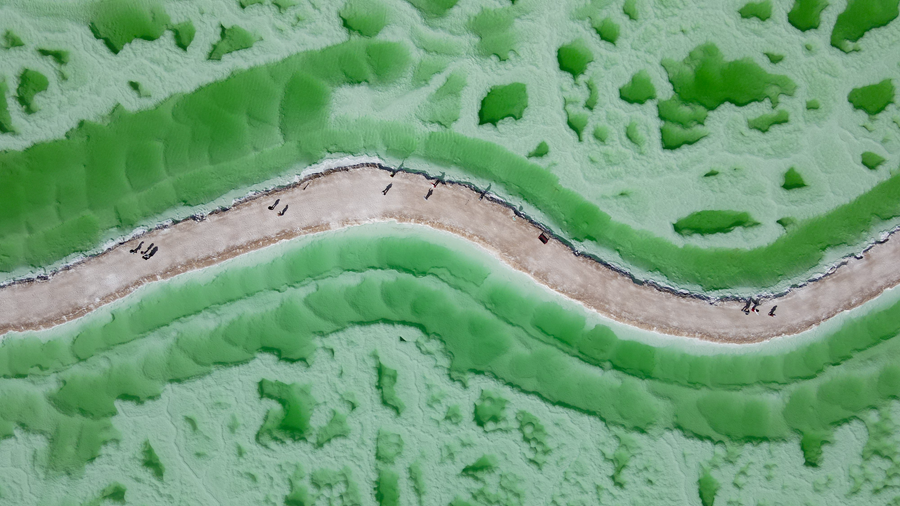 在茫崖翡翠湖，感受大自然神奇的色彩