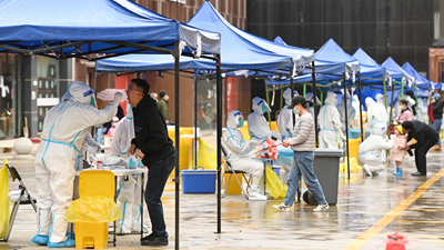 國社@青海丨西寧：雨中核酸檢測(cè)秩序井然